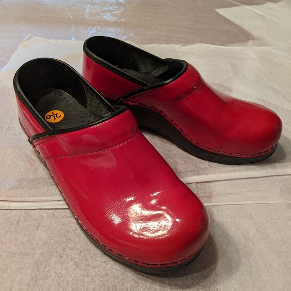 red dansko clogs